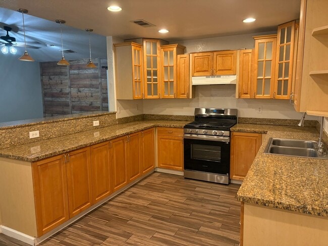 Building Photo - Great 4 bedroom home with pool