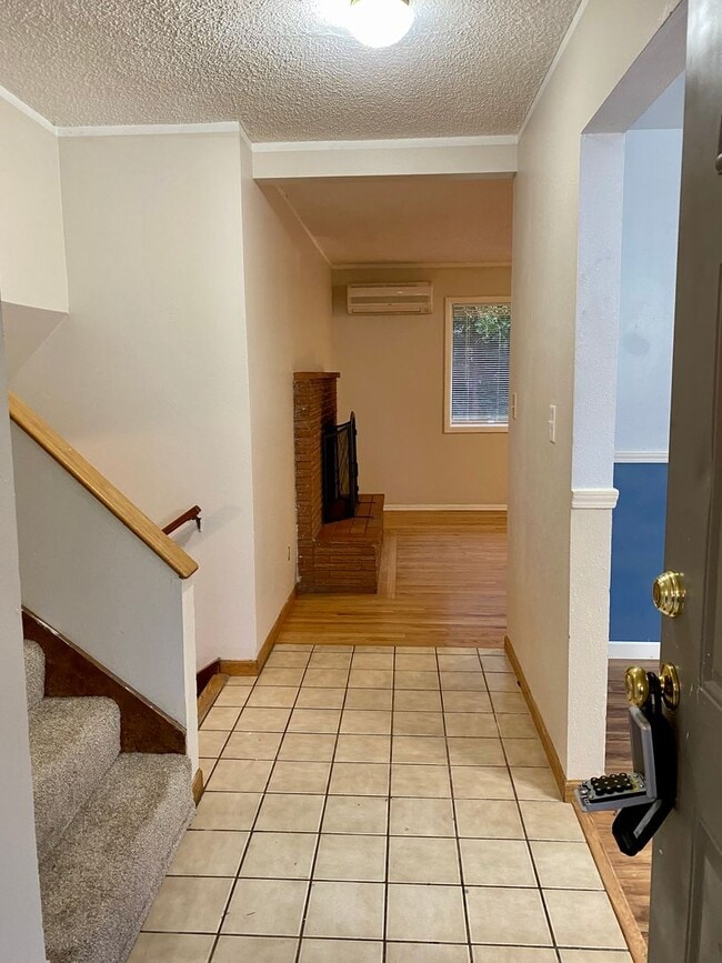 Building Photo - Large 3 Bedroom Split-Level Home With Office!