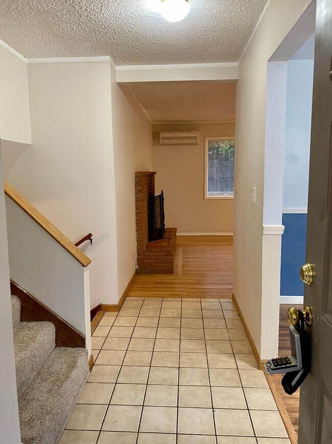 Foto del edificio - Large 3 Bedroom Split-Level Home With Office!