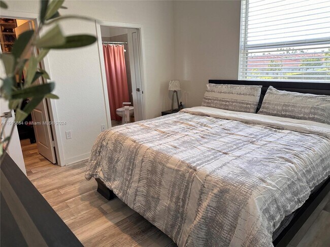 Master bedroom - 314 NE 5th Pl