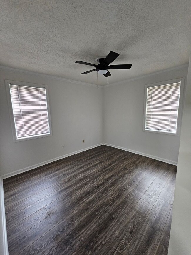 Building Photo - 4 bedroom 1 bath home for lease