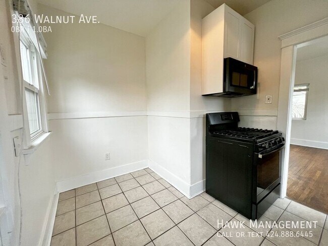Building Photo - Spacious Studio Apartment Located on Long ...