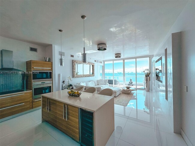 Building Photo - 2020 N Bayshore Dr