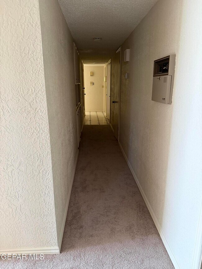 Foto del edificio - 320 Thunderbird Dr