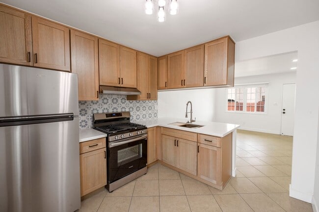Foto del edificio - Brand New 2 Bed / 1 Bath Cottage w/ Private Garage & Yard! |Offering Two Weeks of Free Rent!|