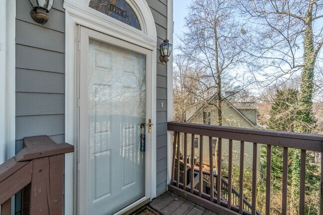 Building Photo - Beautiful 3 bedroom 2.5 bath townhome near...
