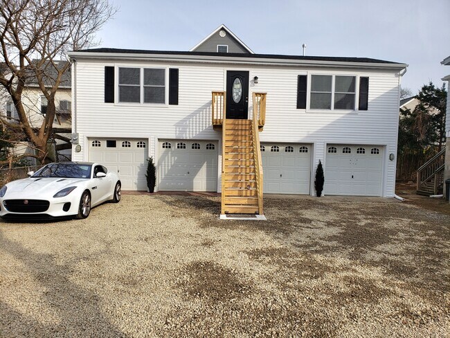 HOUSE WITH ONE GARAGE - 22 4th St
