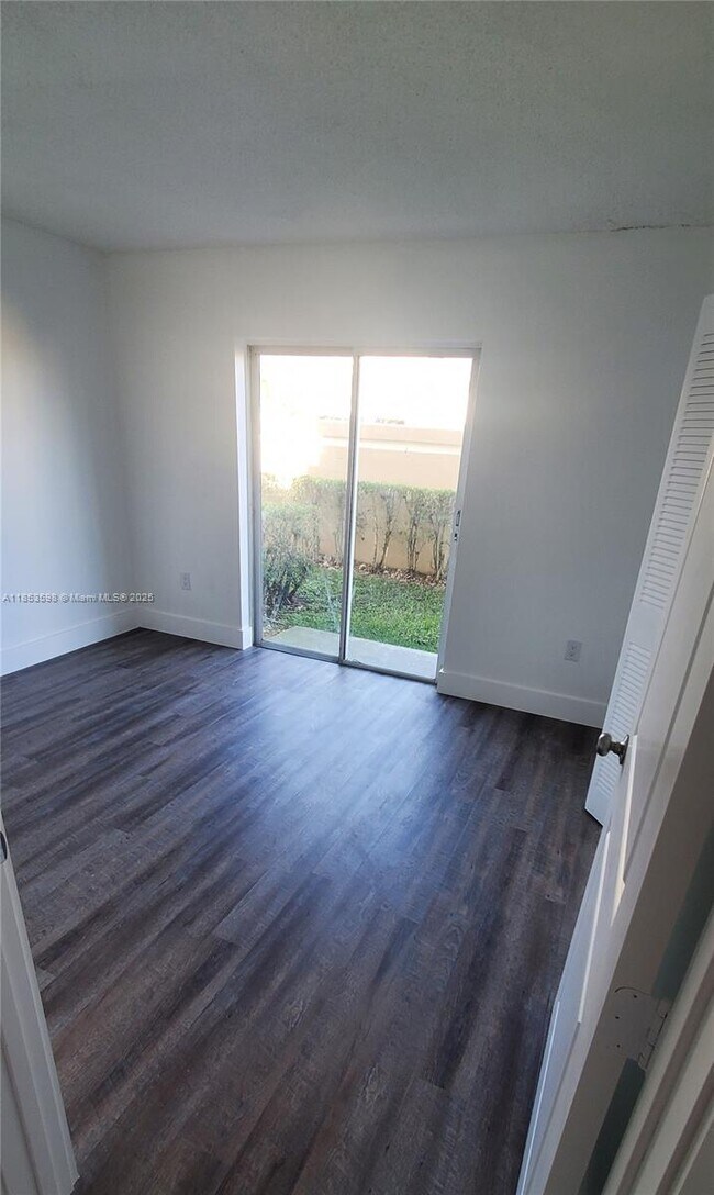 Foto del edificio - 8695 NW 6th Ln