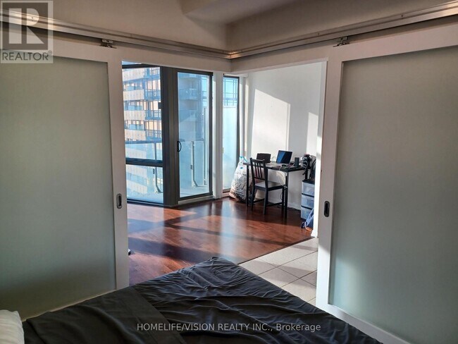 Photo du bâtiment - 832 Bay St.