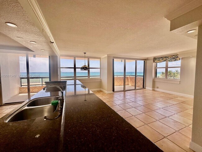 Foto del edificio - 2555 Collins Ave