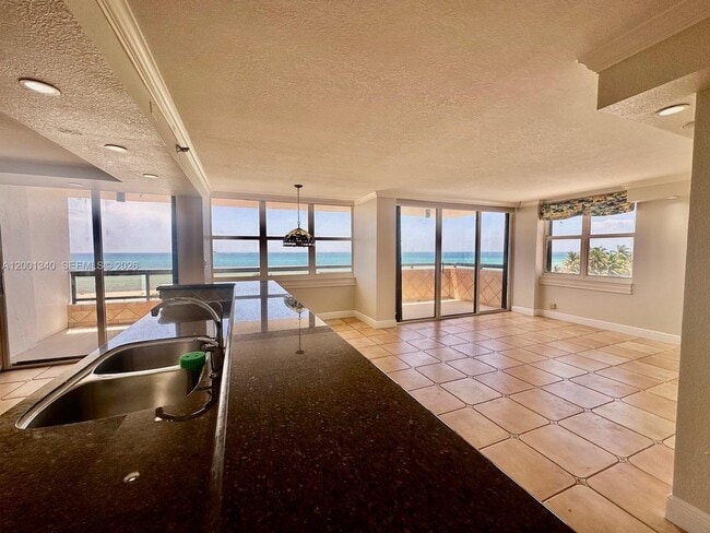 Building Photo - 2555 Collins Ave