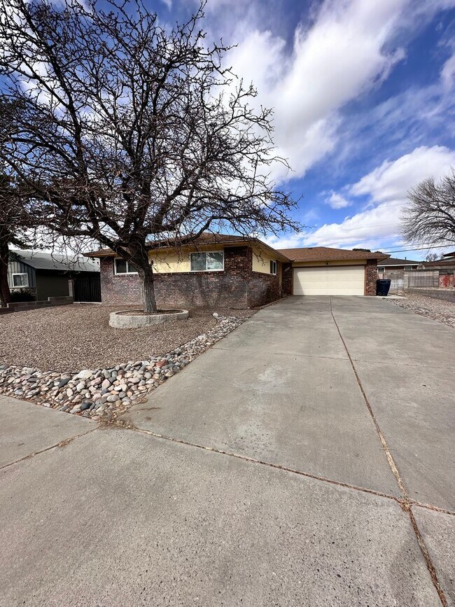 Foto del edificio - Move in Special 3 Bedroom 2 Bathroom with ...