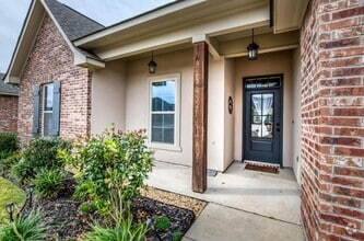 Building Photo - 650 Alder Ln