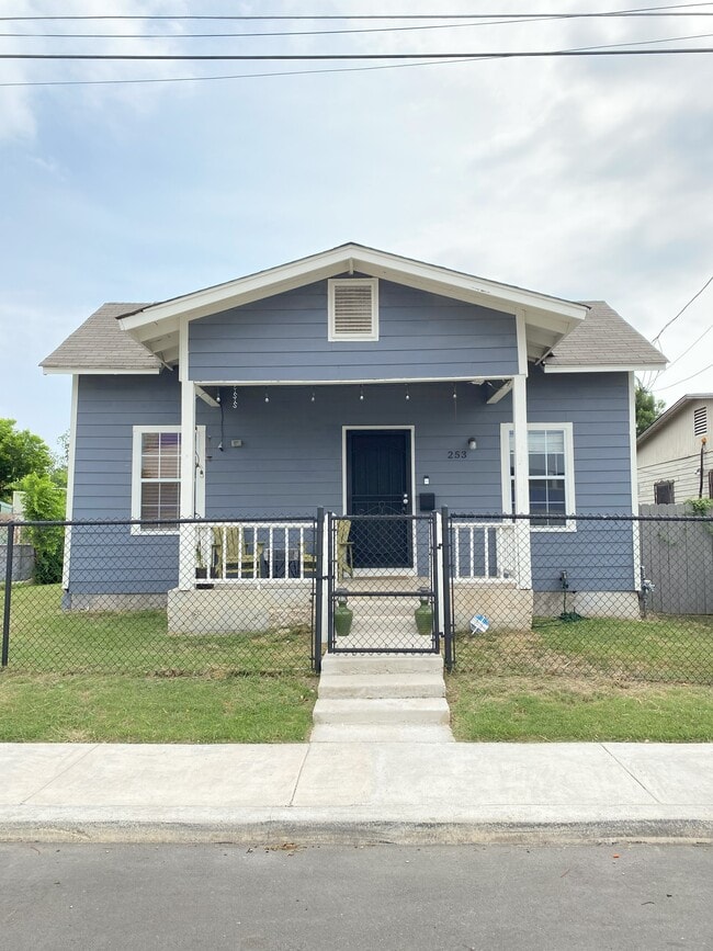 Building Photo - 253 W Fest St