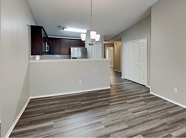 Foto del edificio - 6301 Ziegler Ln