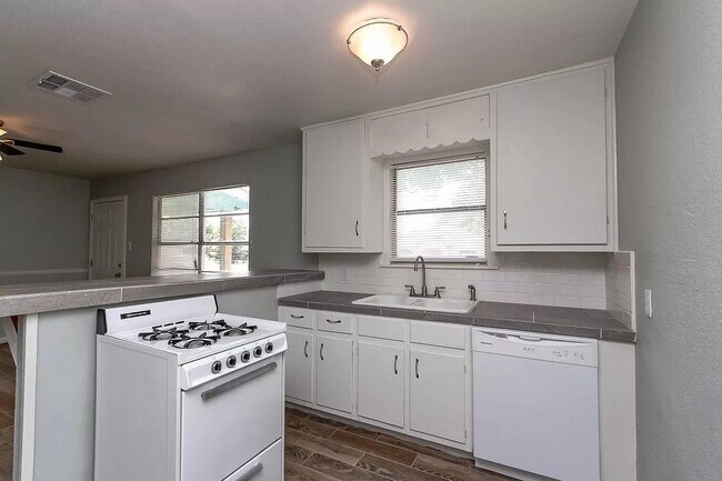 Building Photo - 222 Gurley Ln
