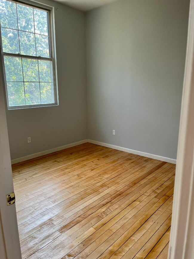 Building Photo - 16 Oak St