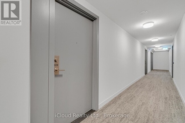 Photo du bâtiment - 859 The Queensway