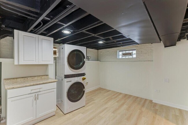 Foto del edificio - 6218 W Foster Ave