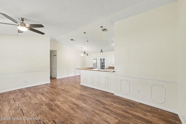 Building Photo - 1242 Laconia St