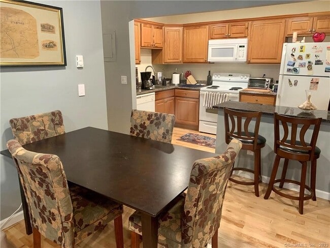 Foto del edificio - 3004 Madison Ave