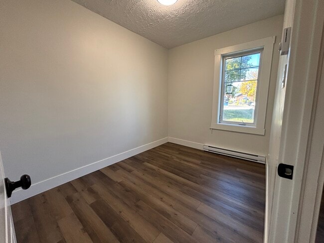 Building Photo - 2 Bedroom 1 Bath Apartement