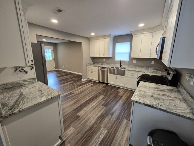 Foto del edificio - 2908 Vimy Ridge Ave
