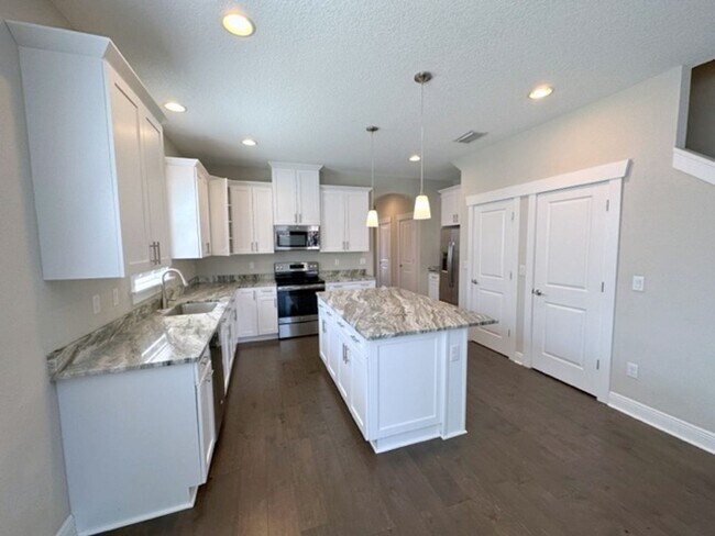 Building Photo - Great South Tampa 4BR/3BA townhome with 2 ...