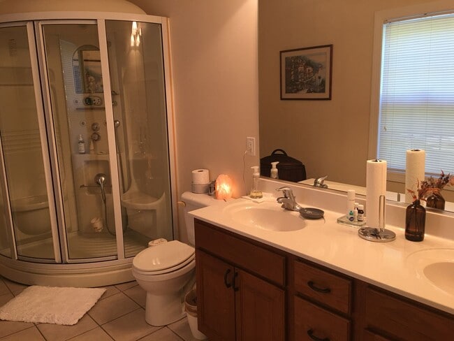 Building Photo - Oak Tree Townhome- One Level Living 3 Bed, 2 Bath Available March 1st!