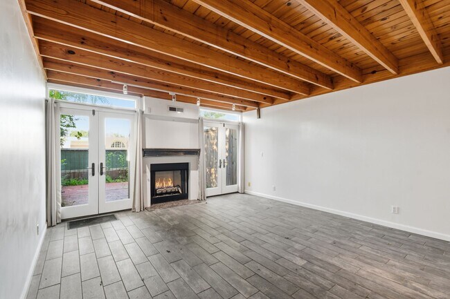Foto del edificio - 2 Bed 2.5 Bath Right off Cherry Street!!