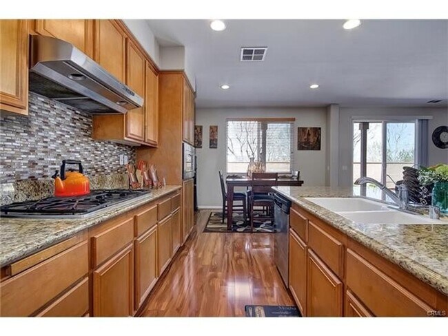 Foto del edificio - 5 Bed 3 Full Bath Corona Pool House