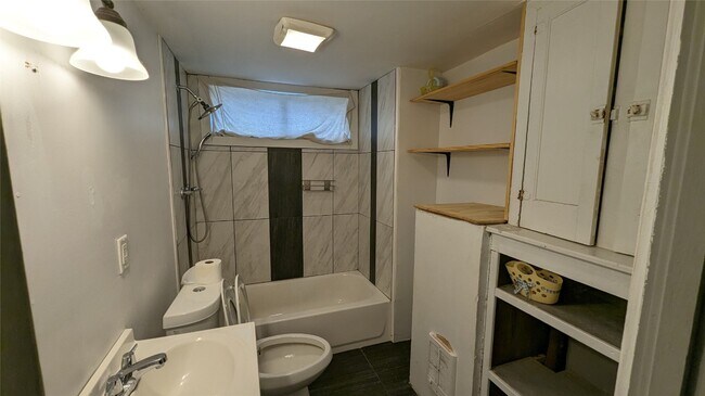 Building Photo - 105 Sergeant St