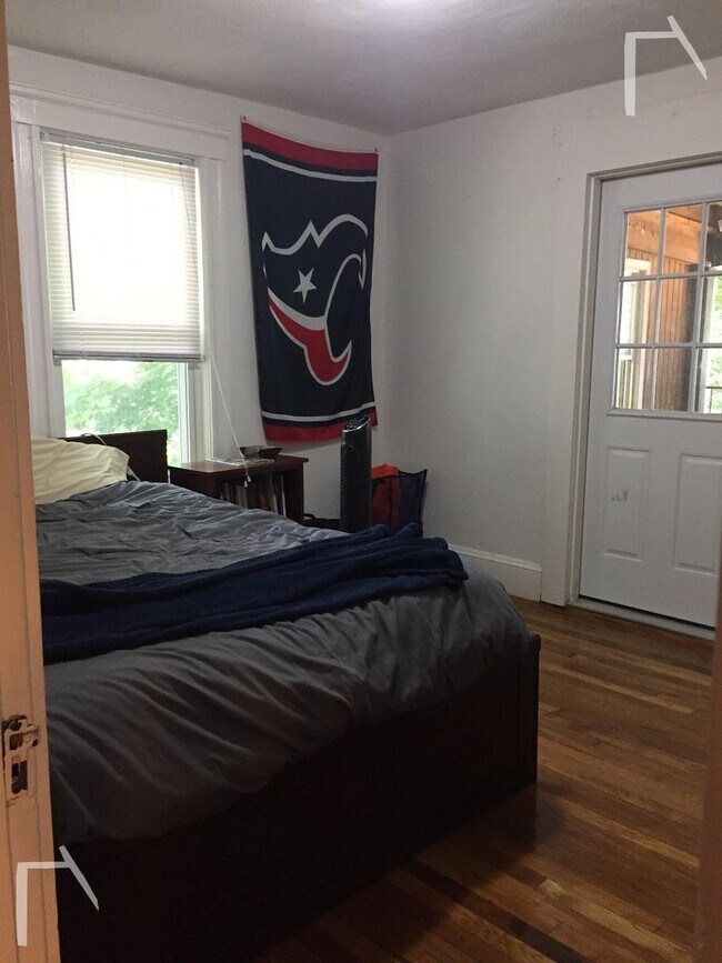 Building Photo - 9/1 Spacious 3BR in Spring Hill area near ...