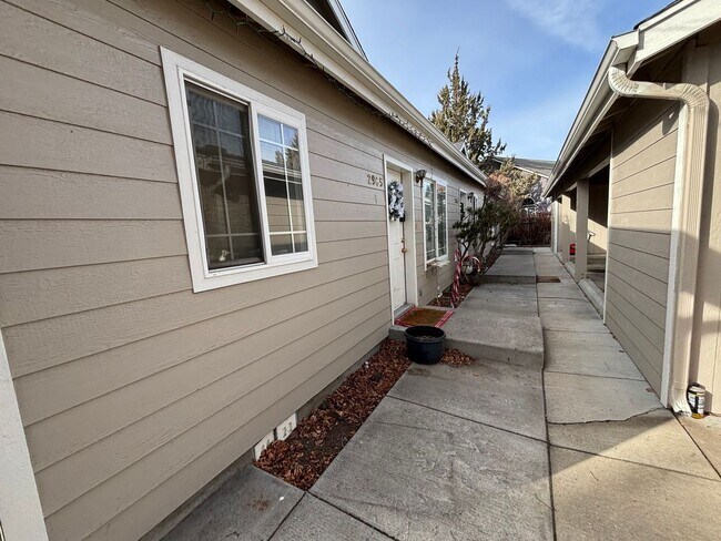 Foto del edificio - Conveniently Located 1 Bed/1.5 Bath Apartment - NE Bend