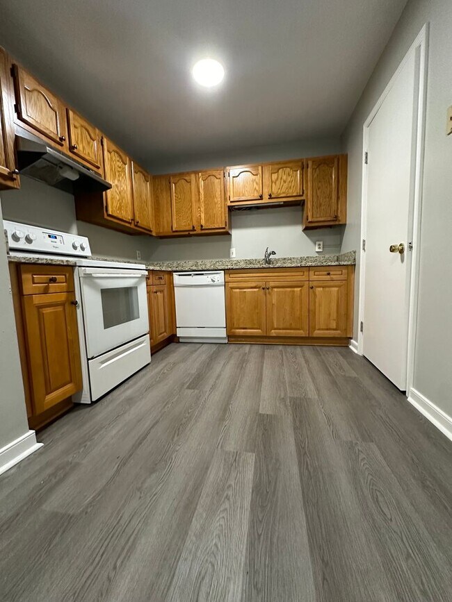 Building Photo - Lake Edward West-2bedroom 1.5 Bath townhome
