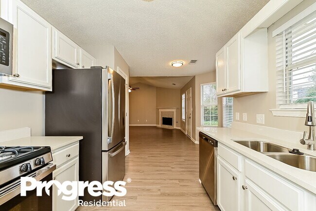 Building Photo - 604 Fieldcrest Dr