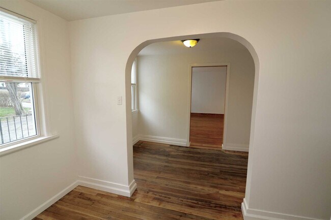 Building Photo - 128 Catherine St