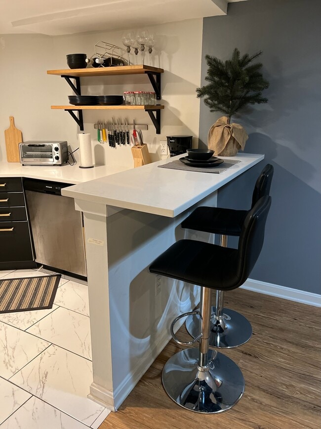 Building Photo - 633 14th St NE