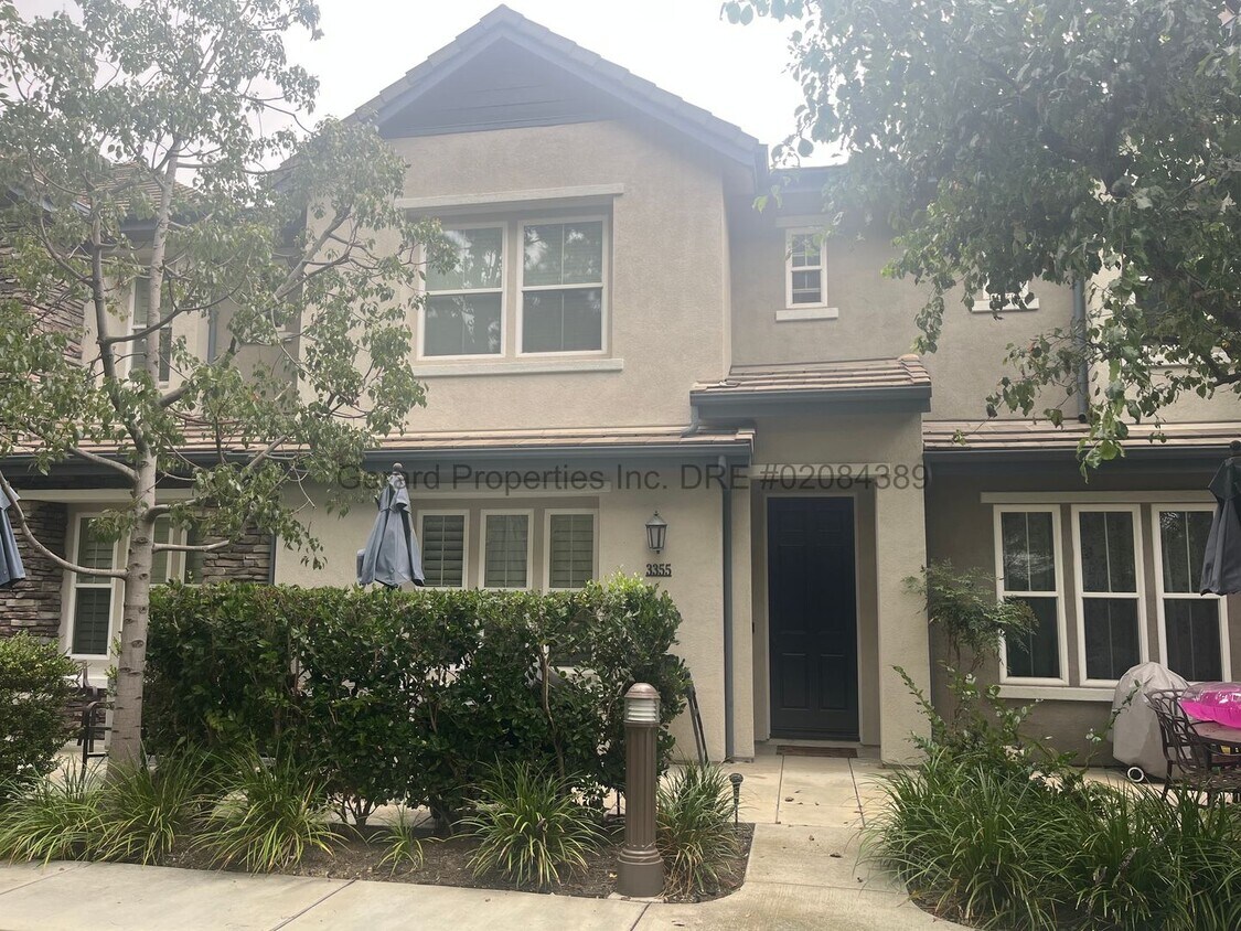 Primary Photo - Luxury Gated Living Minutes from South Coa...