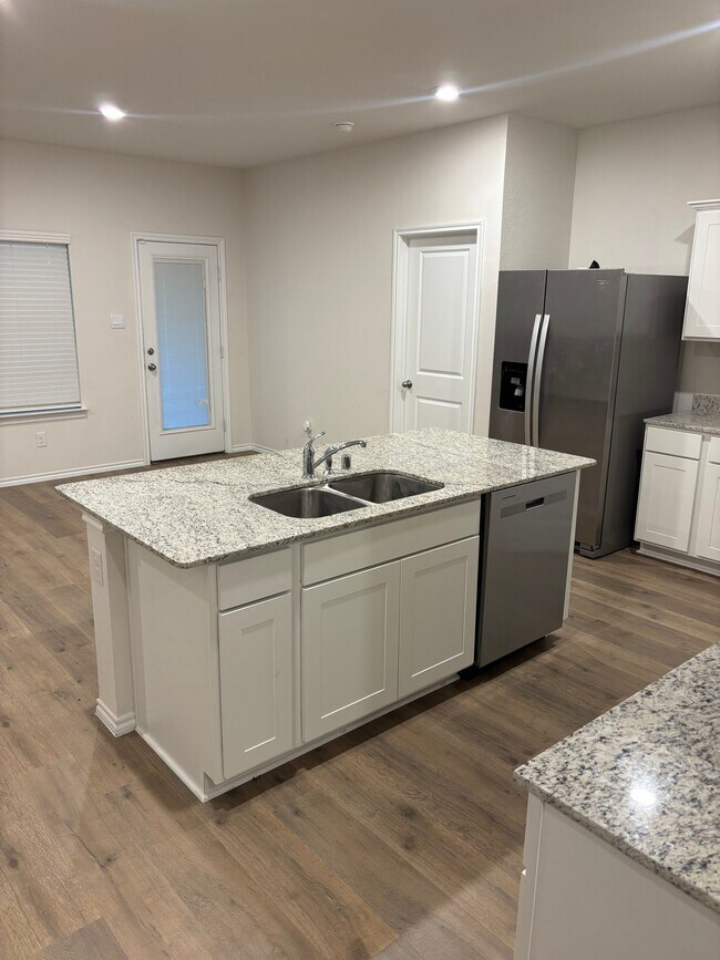 Foto del edificio - 2551 Quiet Oak Ln