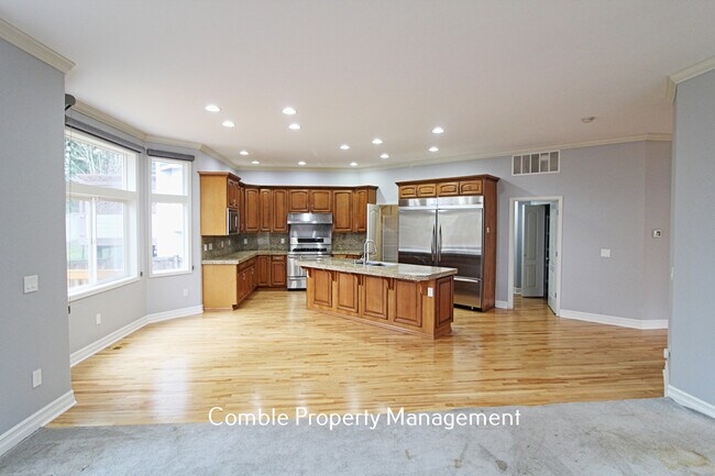 Building Photo - 4112 NE 27th Plz