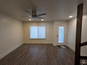 Building Photo - 562 Teal Ln