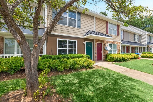 Building Photo - Great Dallas townhome!