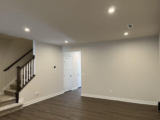 Building Photo - "Charming 3-Bedroom Townhouse with 2.5 Bat...