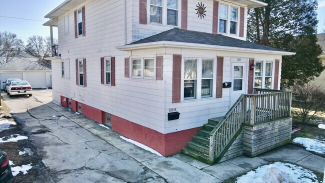 Porche de puerta delantera de entrada doble independiente - 2507 N 23rd St