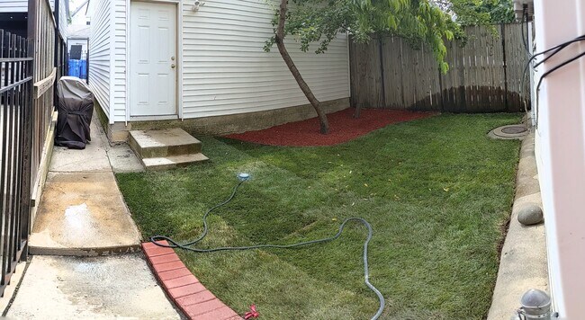 Patio trasero remodelado con césped nuevo. - 2455 W Cortland St