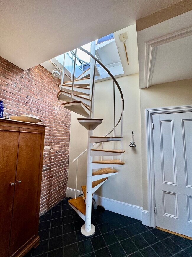 Building Photo - 2 Monument Sq