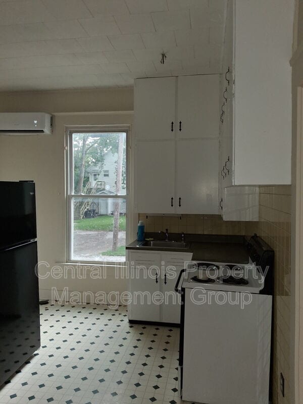 Building Photo - 505 E Locust St