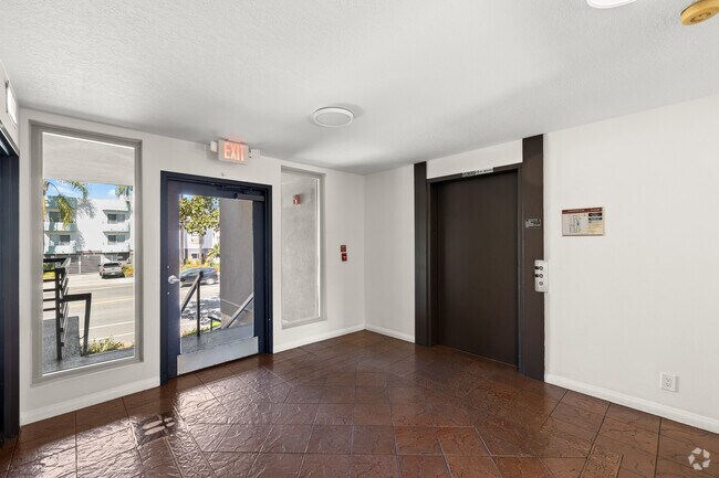 Entrada - Burbank Gardens Apartments