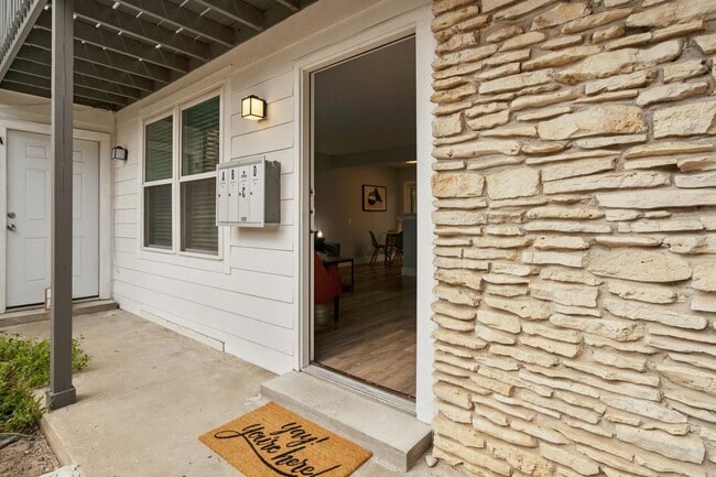 Building Photo - 2504 Manor Cir
